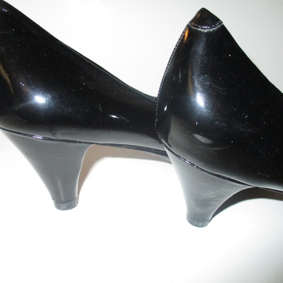 BCBG Vintage Black Patent V-cut Peep Toe Pumps - Picture 7 of 8